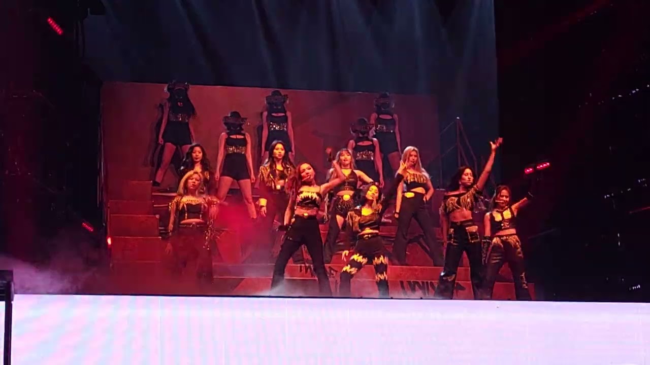 TWICE (트와이스) - SHOT CLOCK - Twice III Tour Dallas | 220222 [FANCAM]