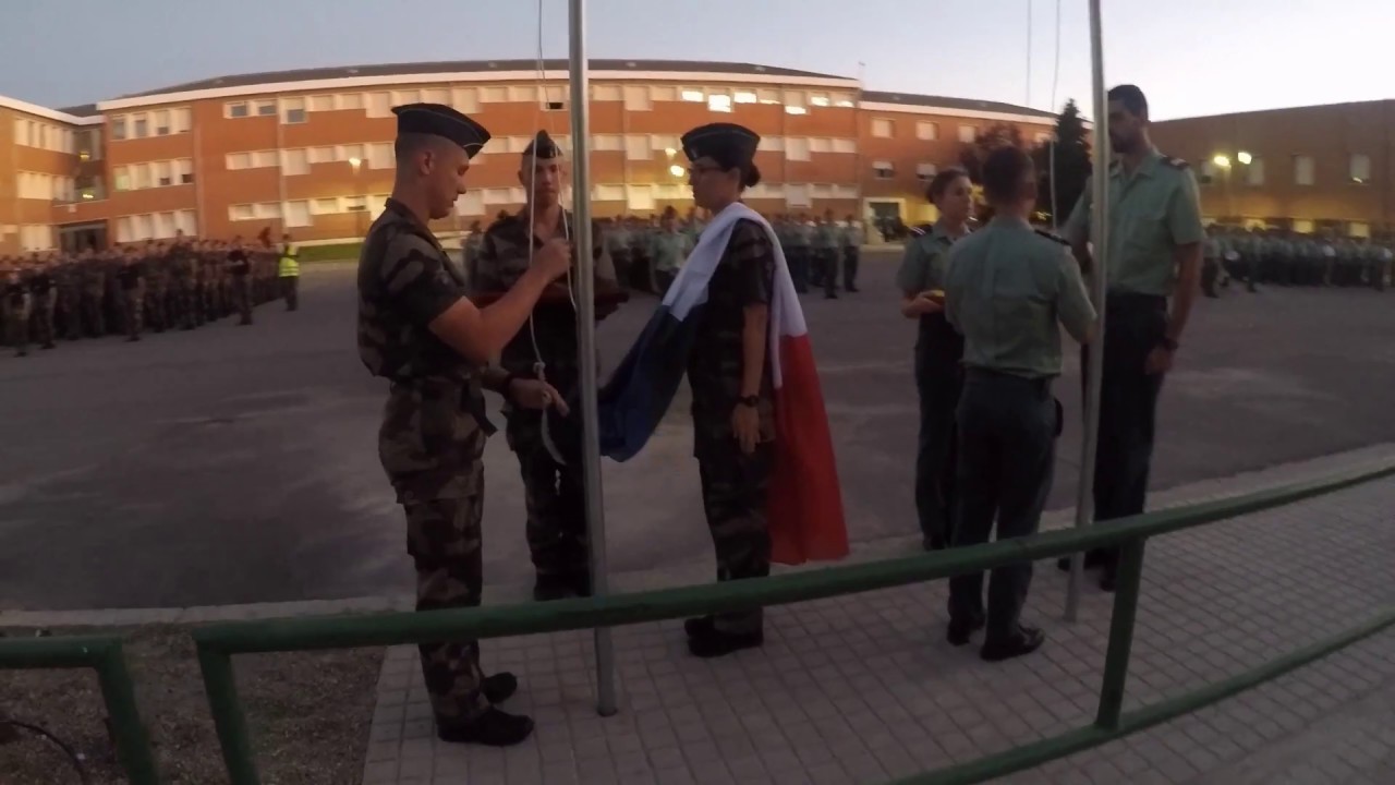 Montée des couleurs à l'école de Guardia Civil de Valdemoro avec élèves gendarmes français de Tulle