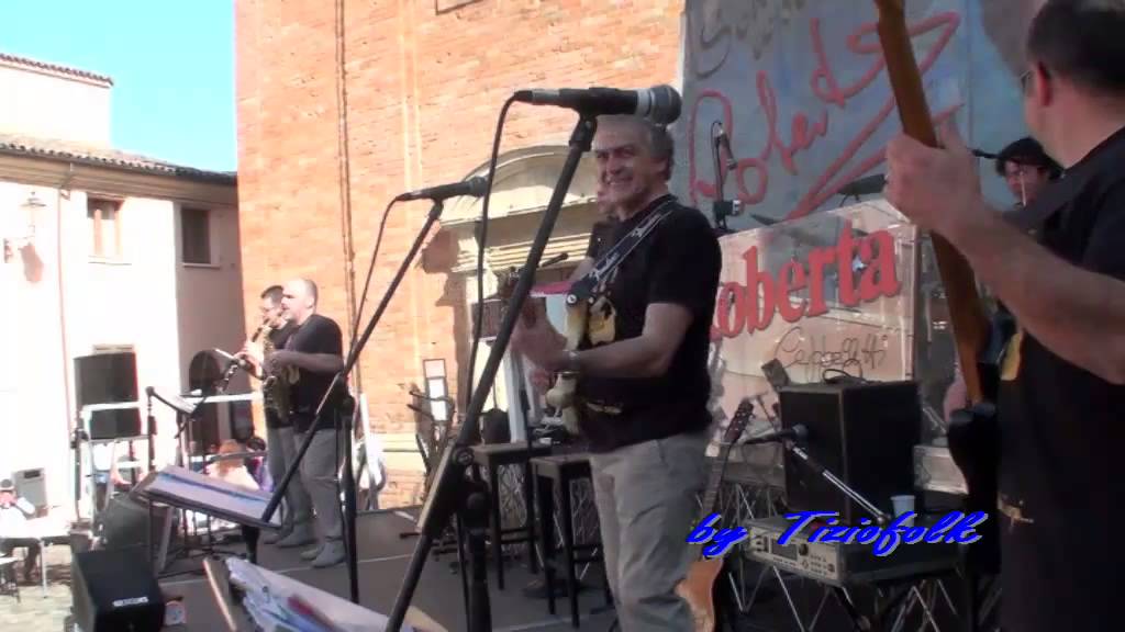 SALUTE A TUTTI valzer di Casadei eseguito dall'orchestra ROBERTA CAPPELLETTI a San Clemente 2015