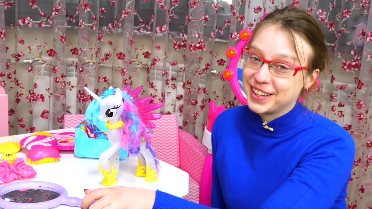 Tytt&ouml;jen lelut ja nuket. kampaamo: videokokoelma. Leikkej&auml; lapsille.