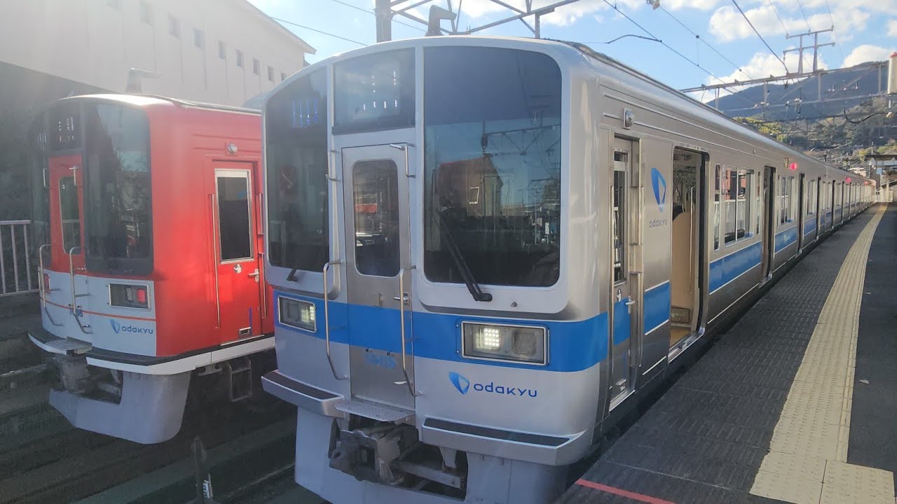 【箱根登山鉄道・1000形ブルー帯&アレグラ塗装編成ツーショット】発車シーン！