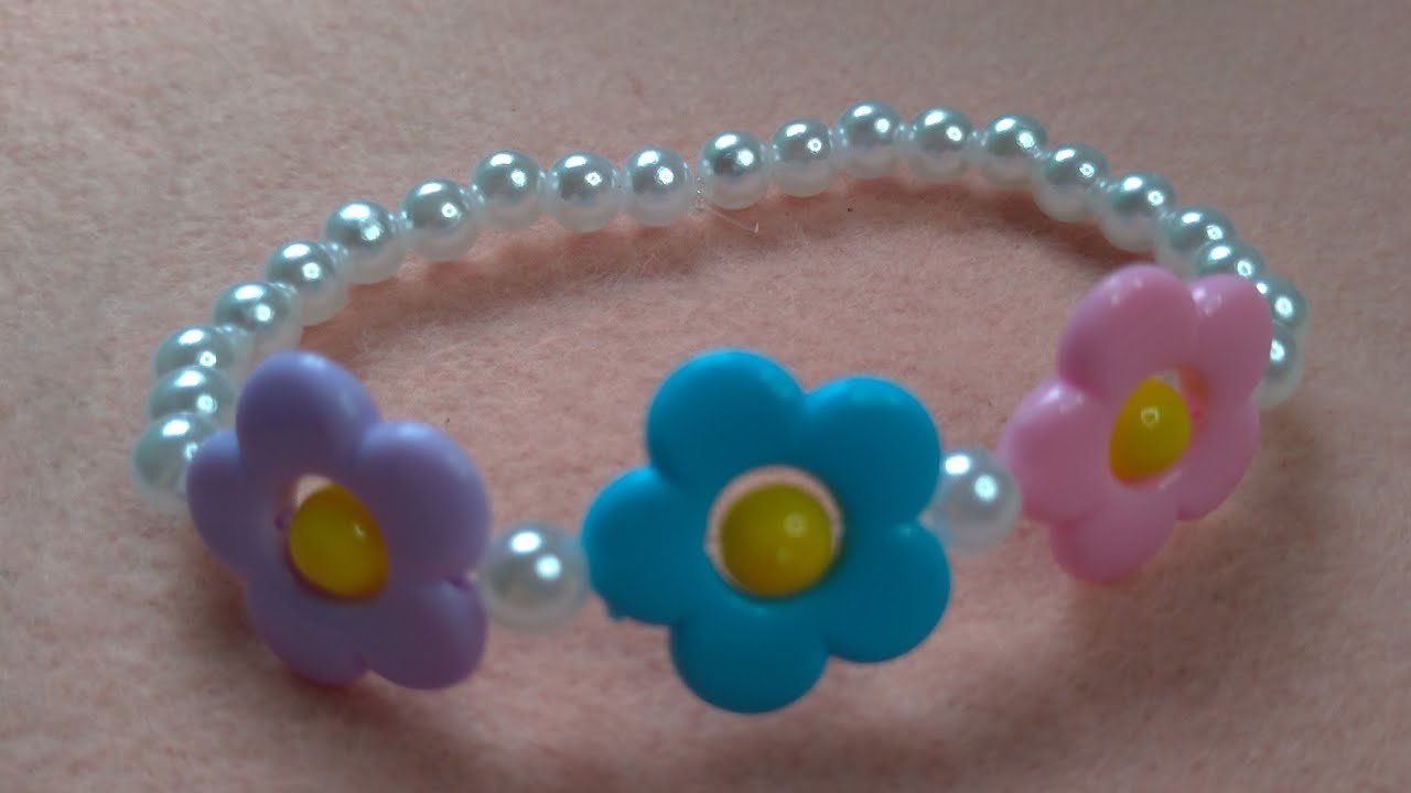 Pulseira de pérolas com flores coloridas