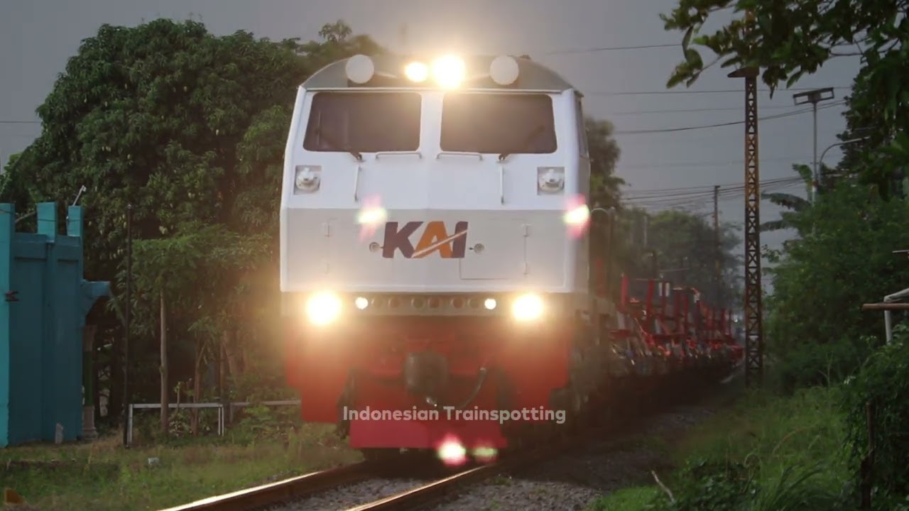 Lokomotif CC 203 membawa rangkaian kereta api pengangkut rel dan wesel | Indonesian Railways