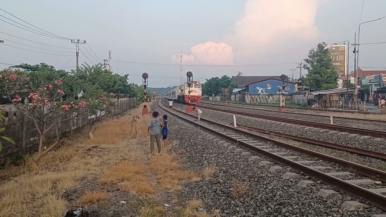 KA Argo Muria melewati Stasiun Kaliwungu (Area DAOP 4 Semarang) 