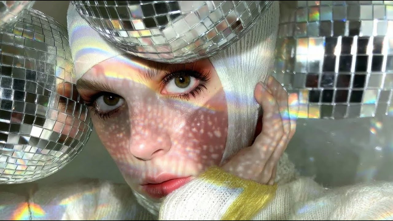 AI Music & Fashion Video (4K) &ndash; Midnight Fantasy | Disco Inspired Futuristic Deep House Visuals
