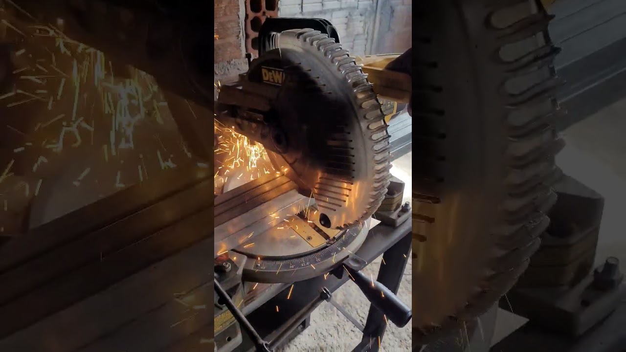cortando metalon na serra de meia esquadria...