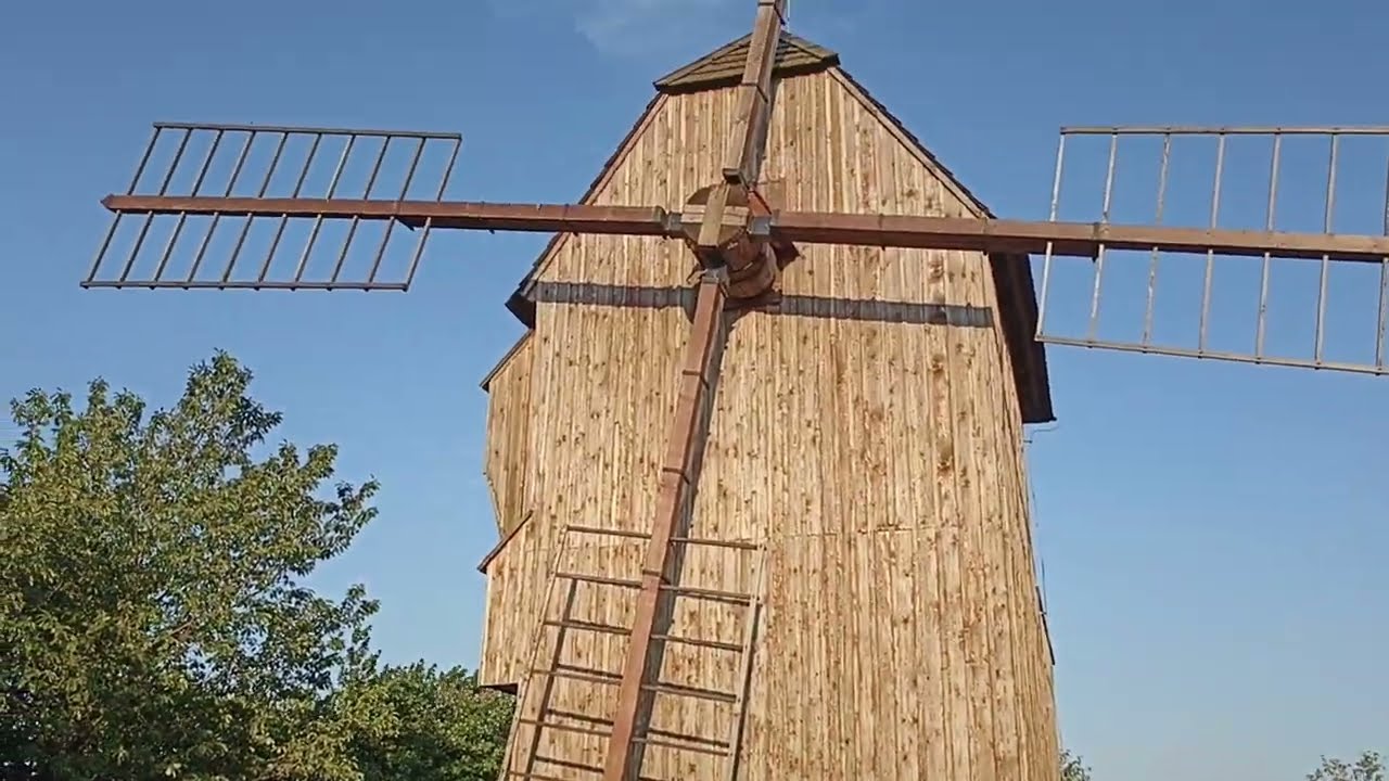Větrný mlýn  z roku 1870 u Starého Poddvorova na Jižní Moravě...🧐🙂😉