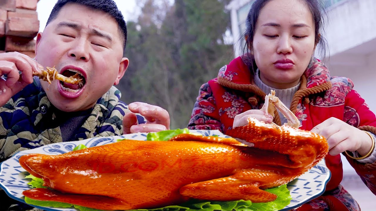 Деревенская земляная печь и тушеное мясо в железном горшке, это слишком ароматно, чтобы есть