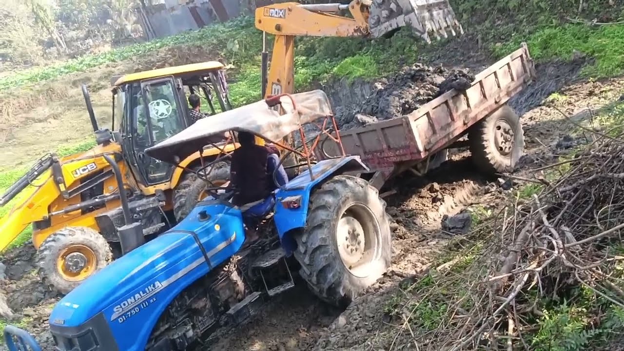 JCB 3DX Loading Mud in Sonalika 47 Rx Swaraj 735 FE John Deere 5050 D#vairalvideo#trending#farming 