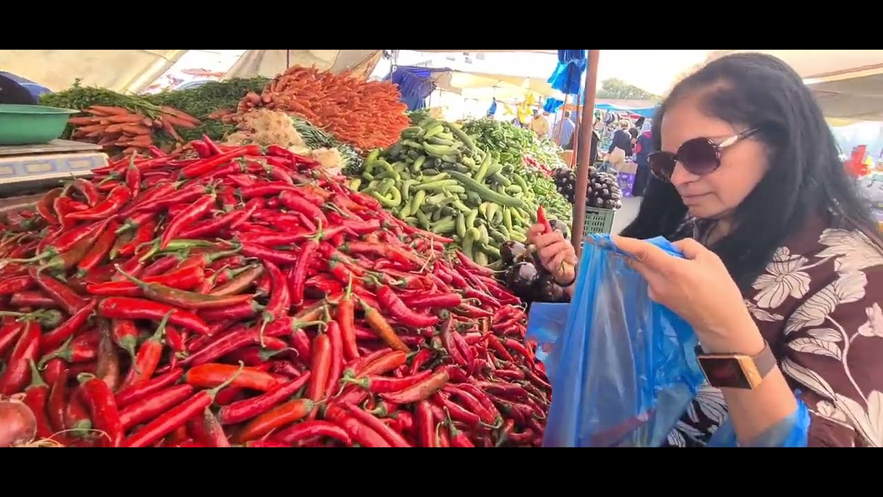 #Tunisia|Gujju Couple in Tunisia Holiday|તુનીસિયા શાકમાર્કેટ માં અથાણાં માટે ના લાલ મરચા લીધા|Vlo304