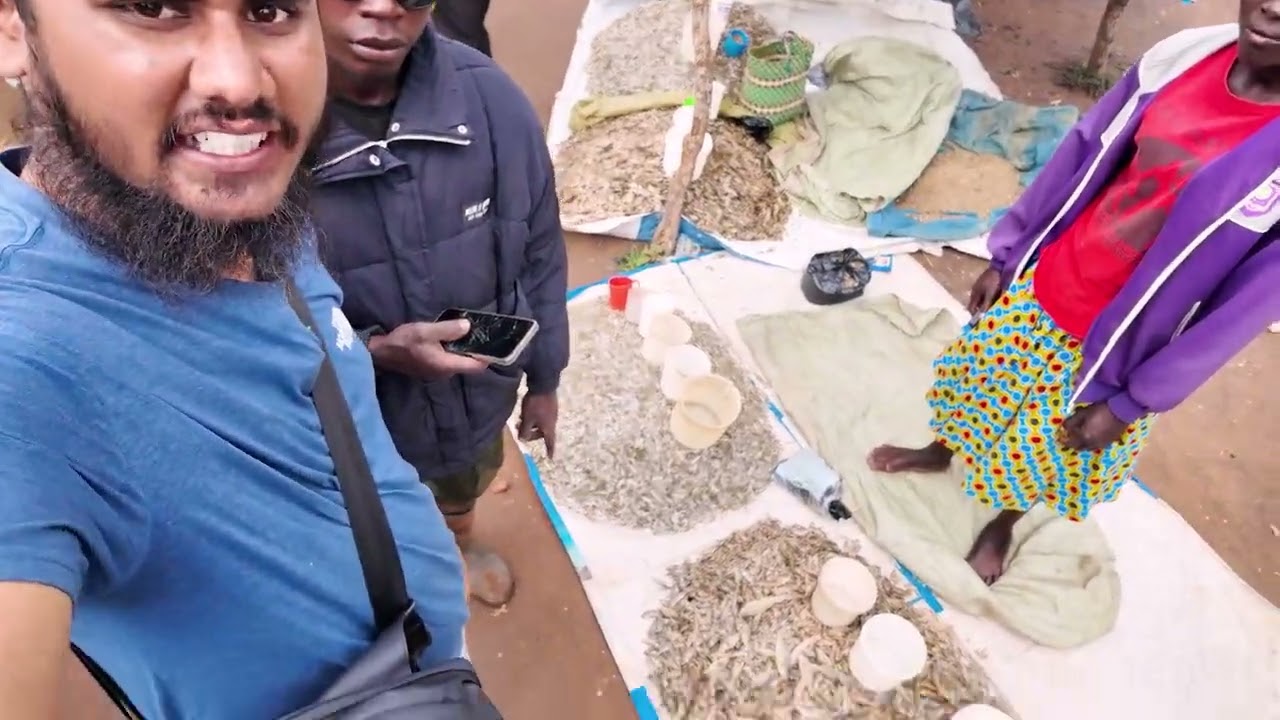 উগান্ডার একটি জেলা শহরের একটি বাজার । A market in Uganda