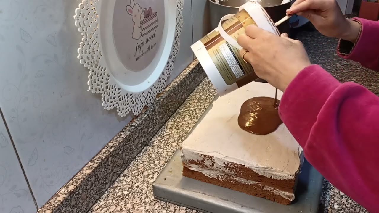 أوردر تورته كبيره ودسته جاتو 🍰 تكفي اكتر من ٣٠ فرد بربع كيلو كريمه بس 😯 