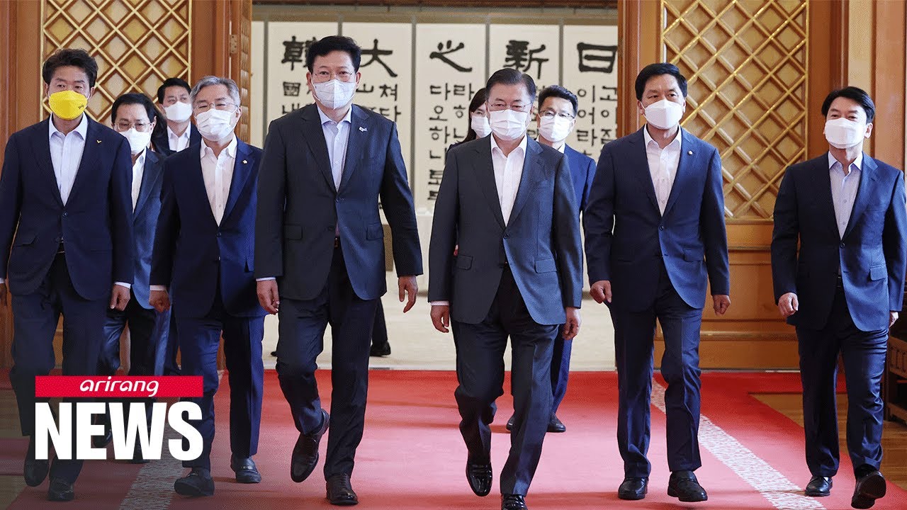 President Moon meets with political leaders to explain outcome of U.S. visit