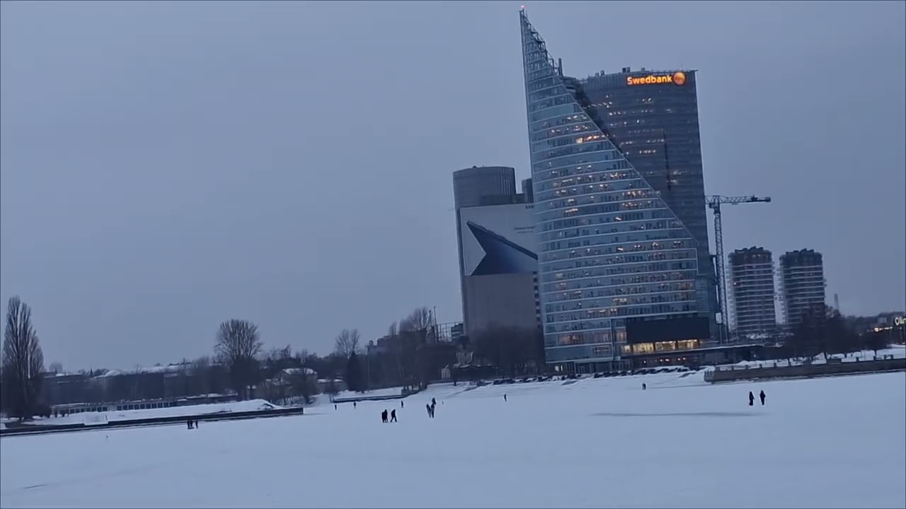 Рига. Люди ходят по льду реки Даугава!