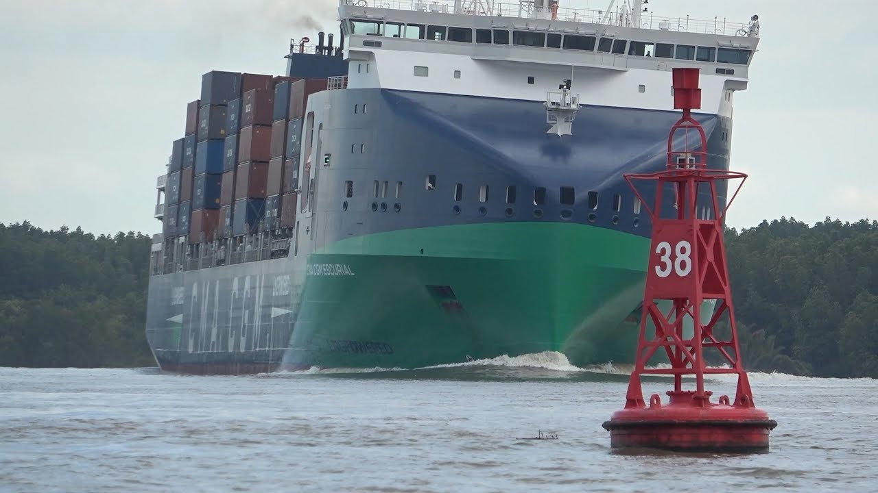Shipspotting Close-Up: Giant Container Ship Charges the Channel!
