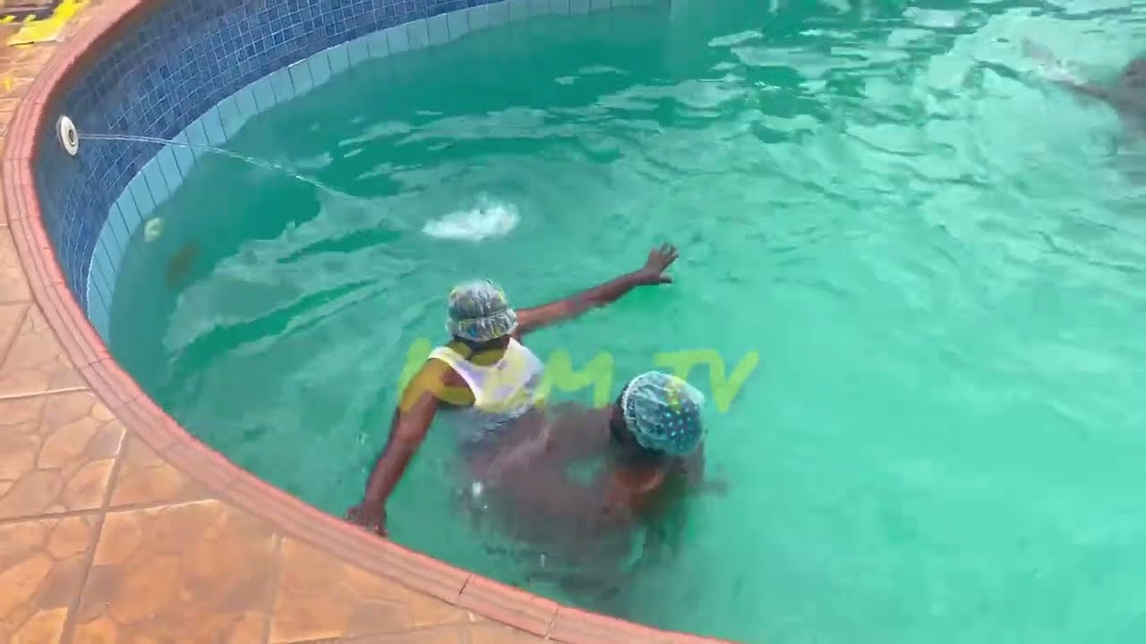 Asi Awie 🫢 in the pool 😲 