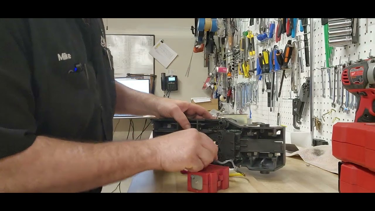 Brunswick GSX pinsetter- Pin holder teardown.