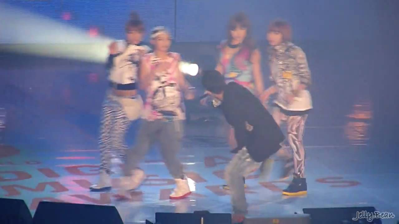 100301 GD Hello(2009 CDMA) with 2NE1