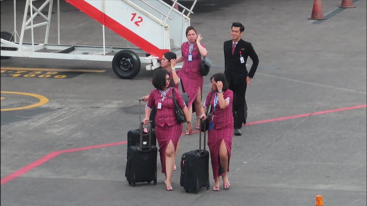 Pramugari Cantik dan Pramugara Lion Air Pulang Kerja di Bandara Ngurah Rai Bali
