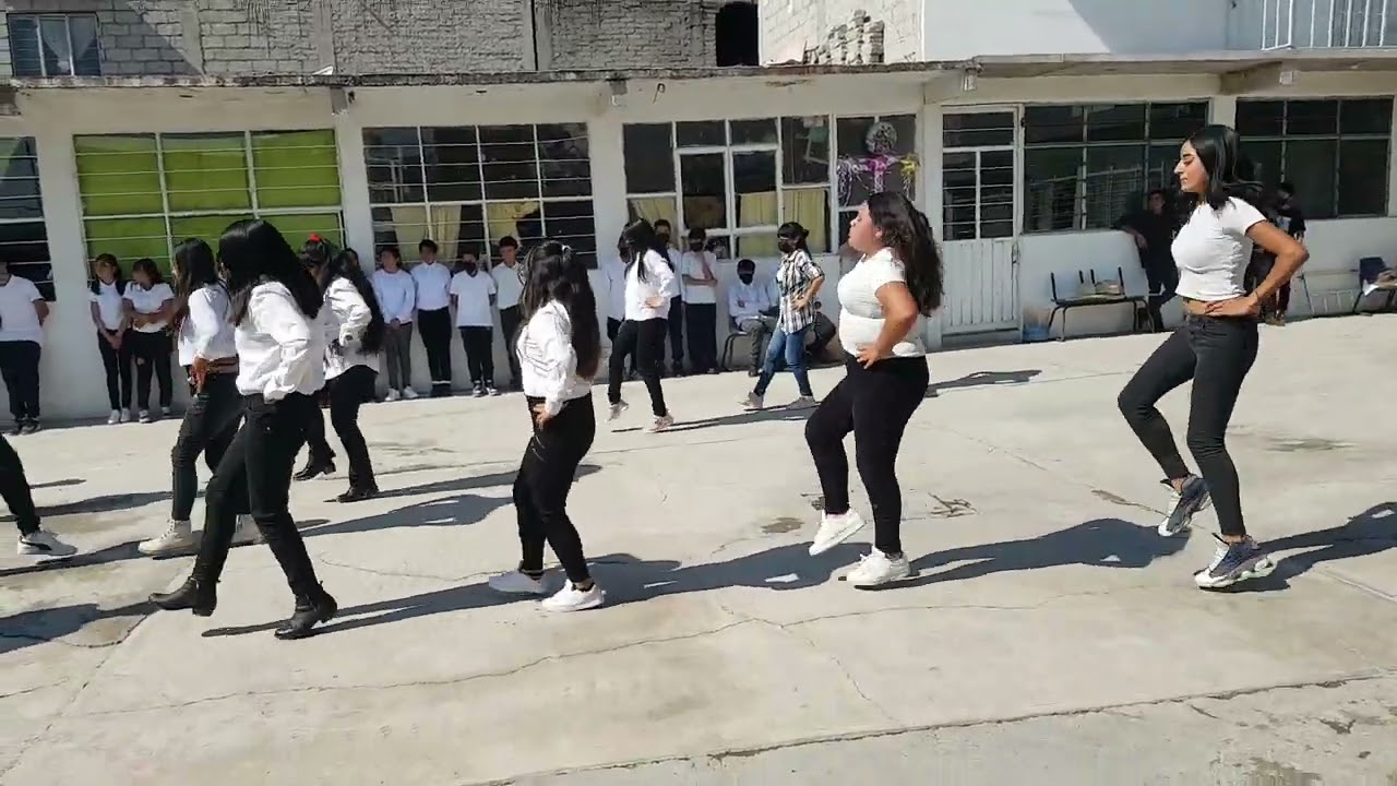 Alumnos de 2do grado de secundaria bailan 