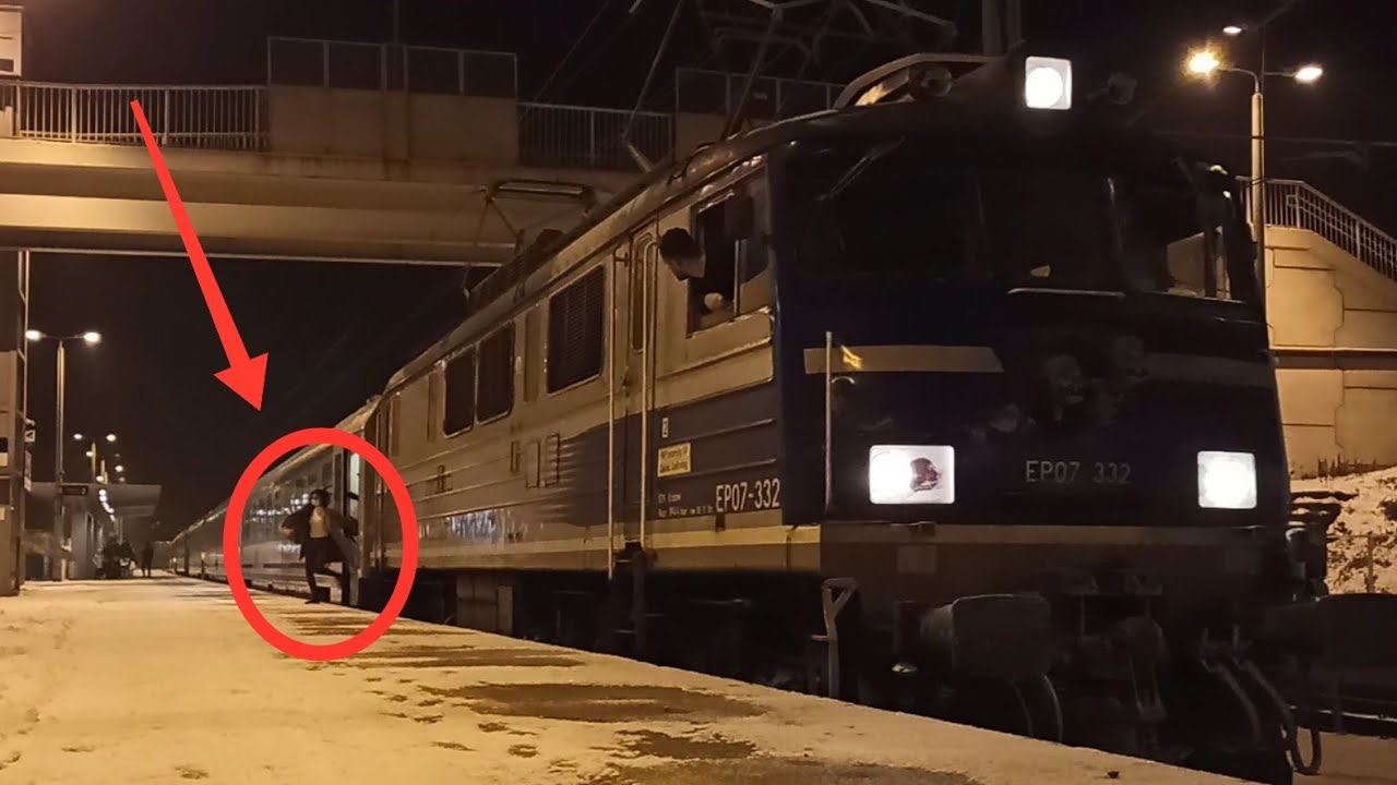 Idiotka wyskakuje z pociągu podczas odjazdu!