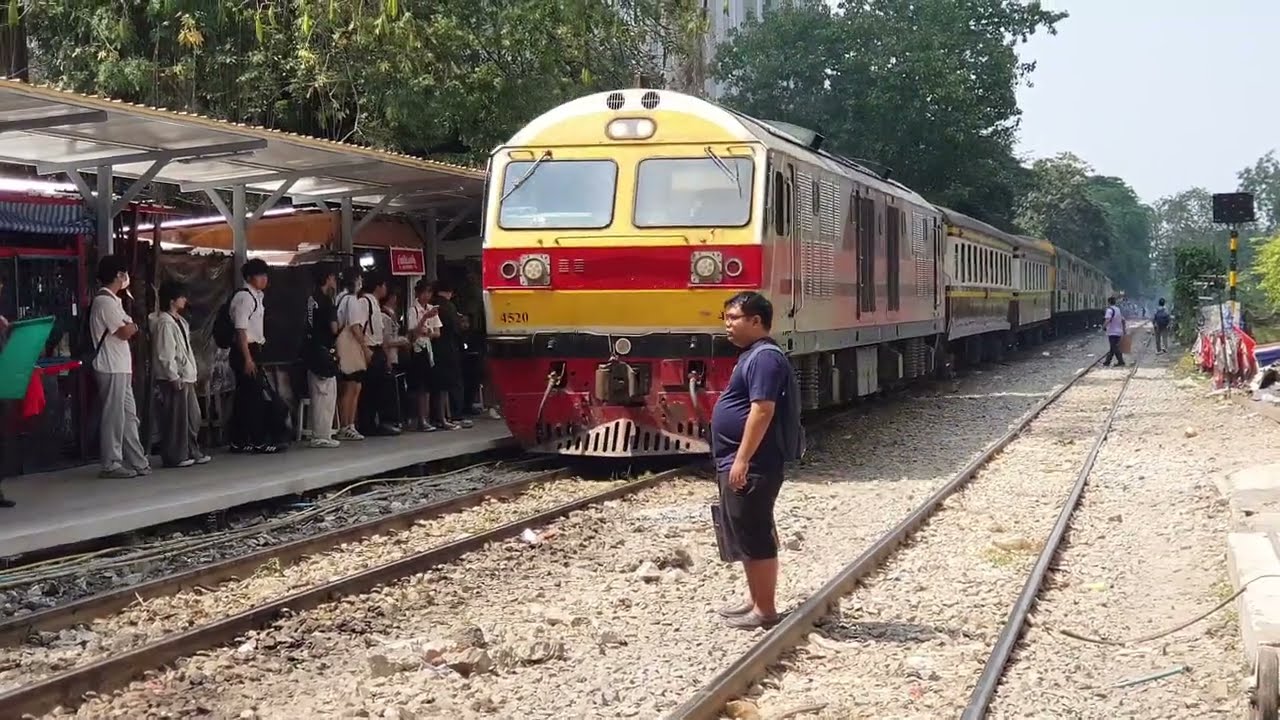 สถานีรถไฟพญาไท เยื้องใต้สถานี BTS พญาไท จุดเชื่อมต่อเชื่อมใจใครหลายคนในกรุงเทพ ยามเที่ยงๆ
