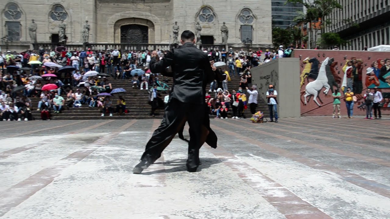 CEBANDO MATE -   ENRIQUE RODRIGUEZ,  bailan los campeones mundiales de tango