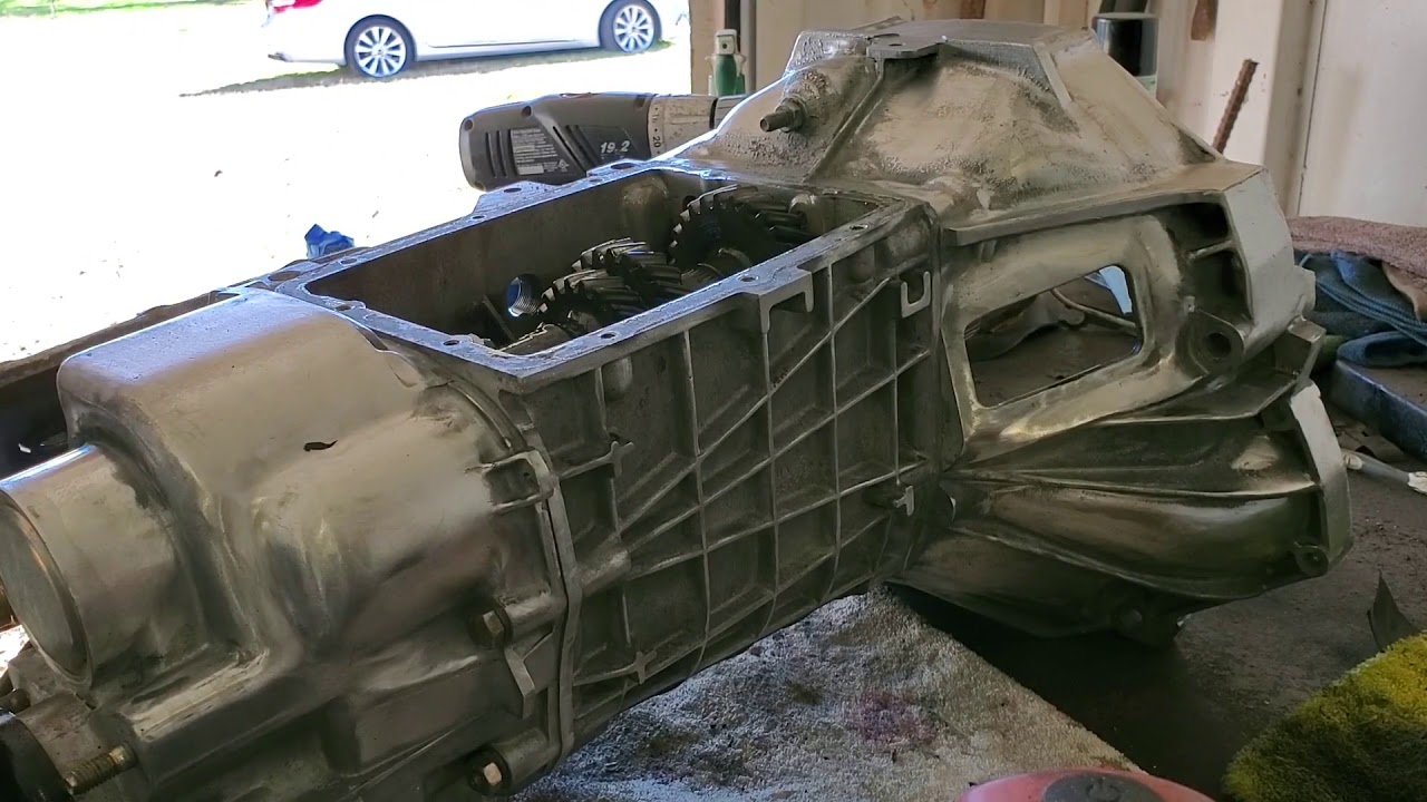 1979 Fiat Spider 124, Transmission pan removed, a look inside at the gears
