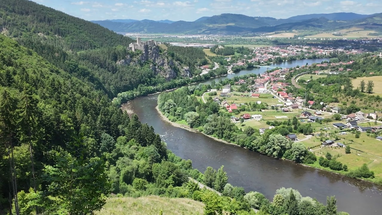 Strečno a Nezbudská Lúčka ako na dlani