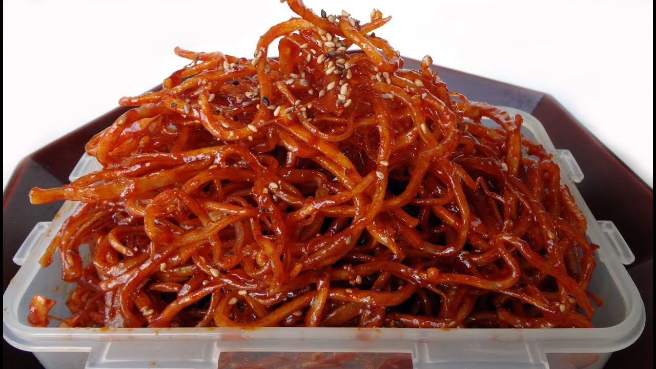 Seasoned dried shredded squid (ojingeochae muchim: 오징어채무침)