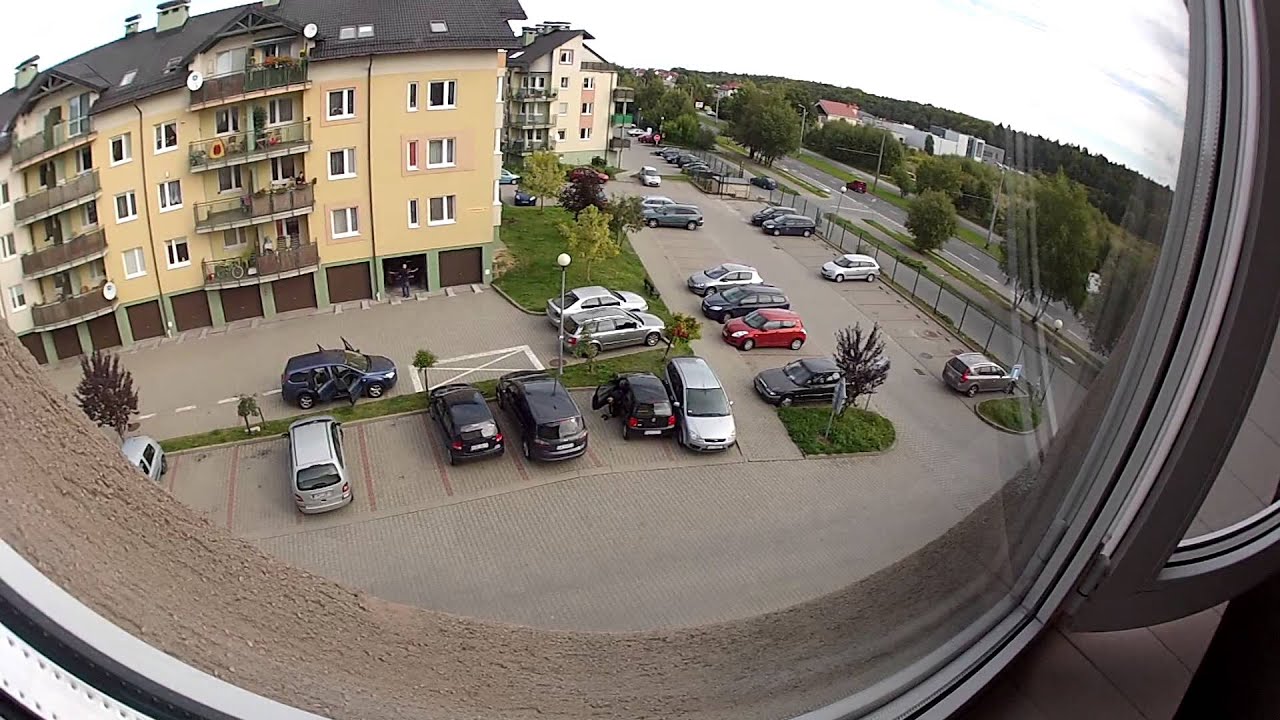 Blondynka zaparkowala ale czy wyjedzie ?