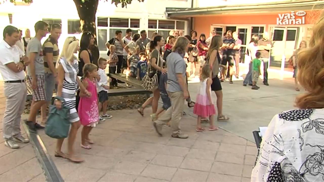 S prvošolko Angeliko v šolo