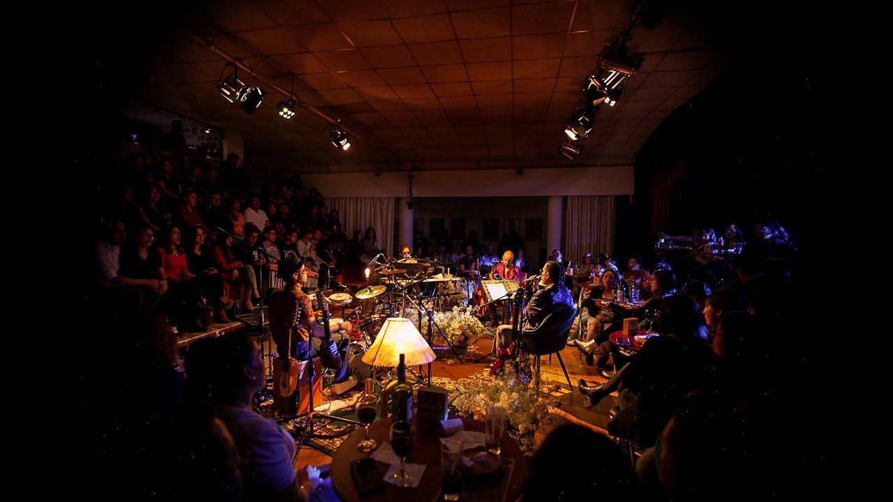 Iron&iacute;a - Ac&uacute;stico Living Room