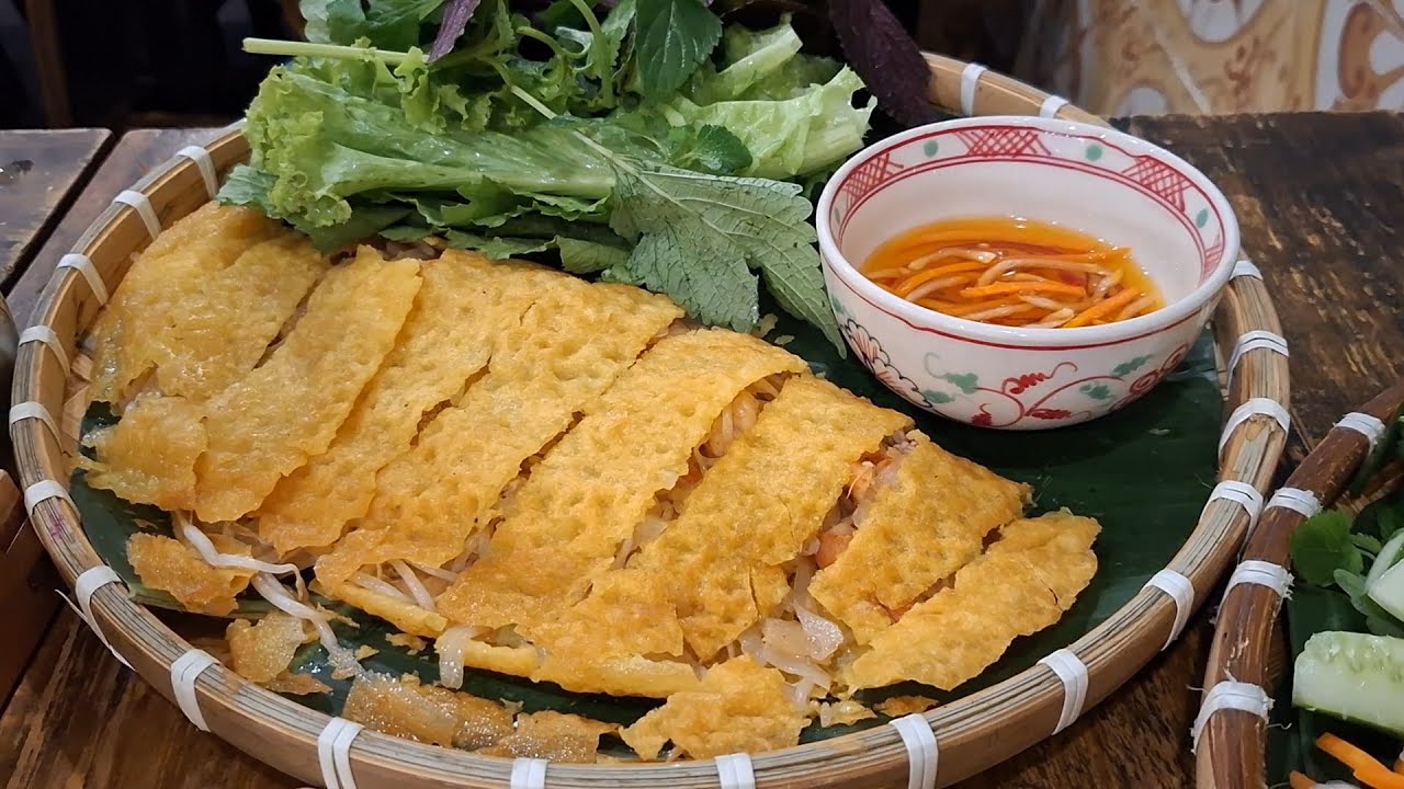Having a Vietnamese Super Savoury Crispy Pancake at Bep Me In