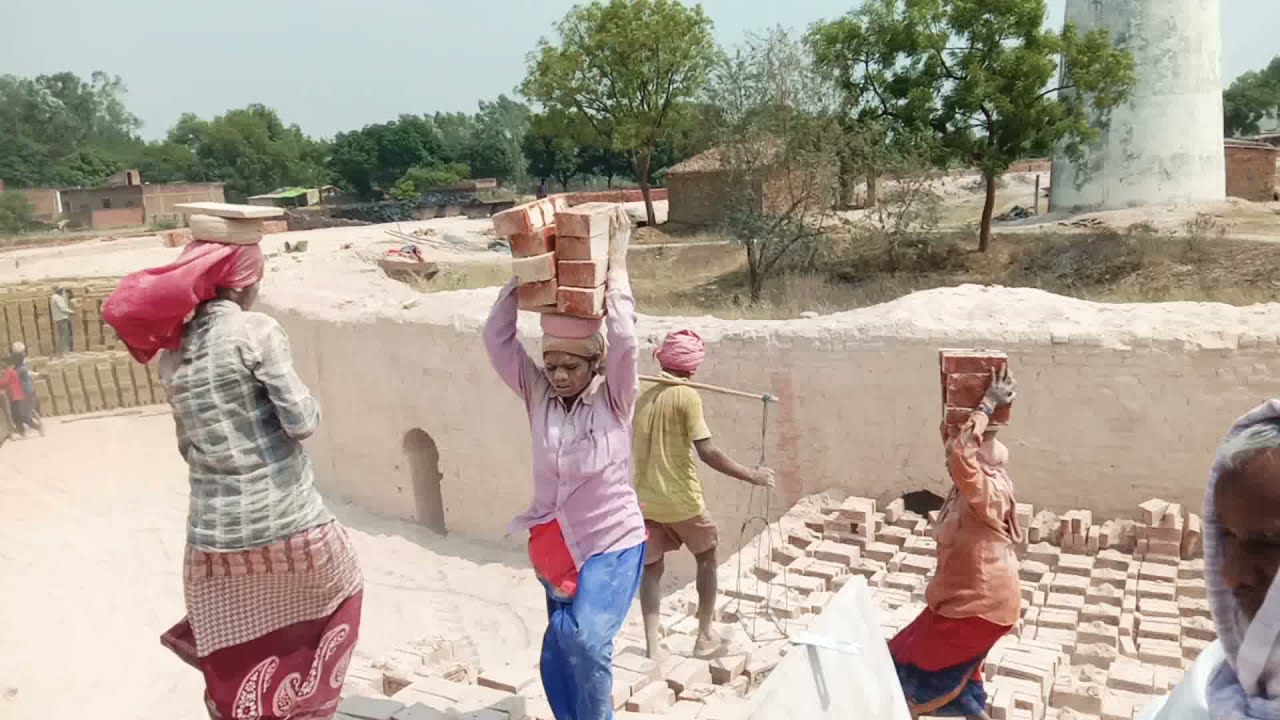 eat ke Bhatte per kam karte hue majdur ईट के भट्टे पर मजदूर लोग कितना मेहनत करते हैं