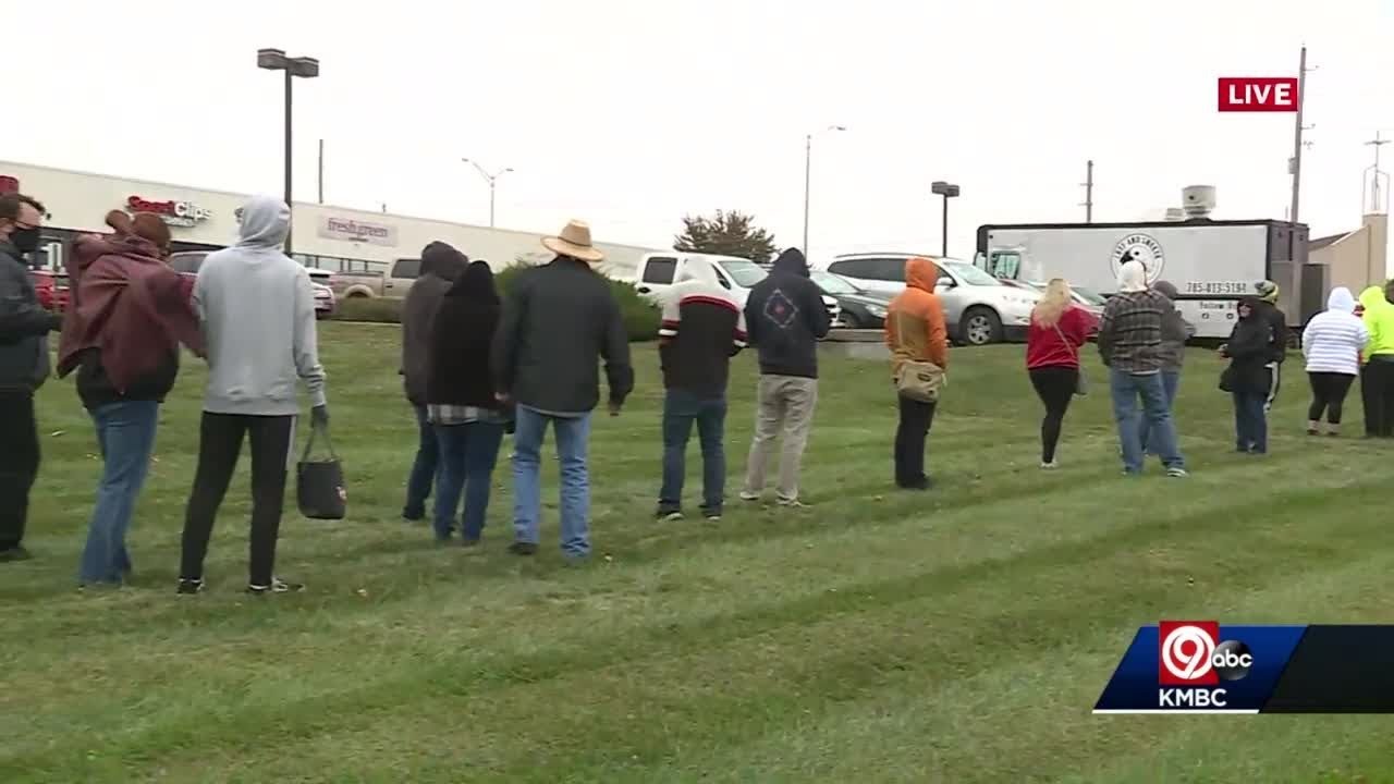 Line wrap around parking lot as medical marijuana dispensary opens in Lee&rsquo;s Summit, Missouri