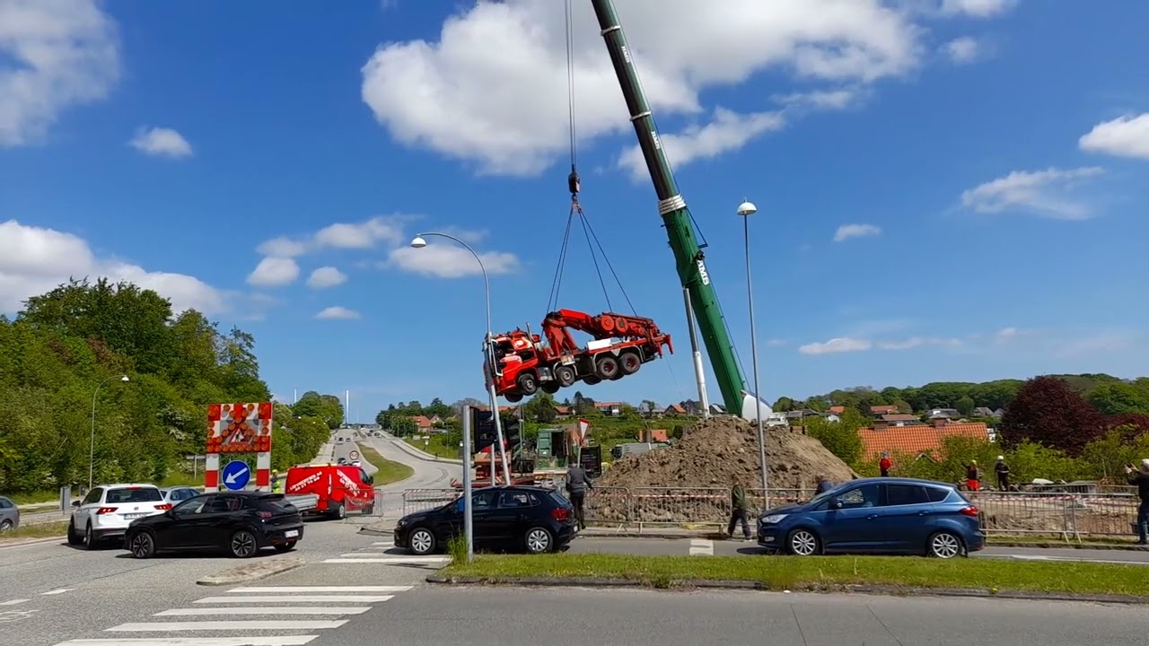 TRE KRANER MÅTTE TRÆKKE VÆLTET KRAN OP