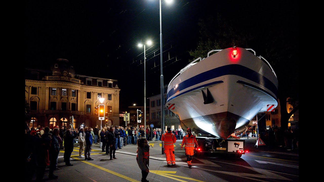 Motorschiff Schwyz wird durch die Stadt Zug gezogen