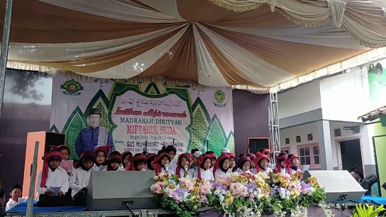 Penampilan kelas 2 B Putri Madrasah Miftahul Huda Al Auni Sengon, Jln KH Harun Abdullah 