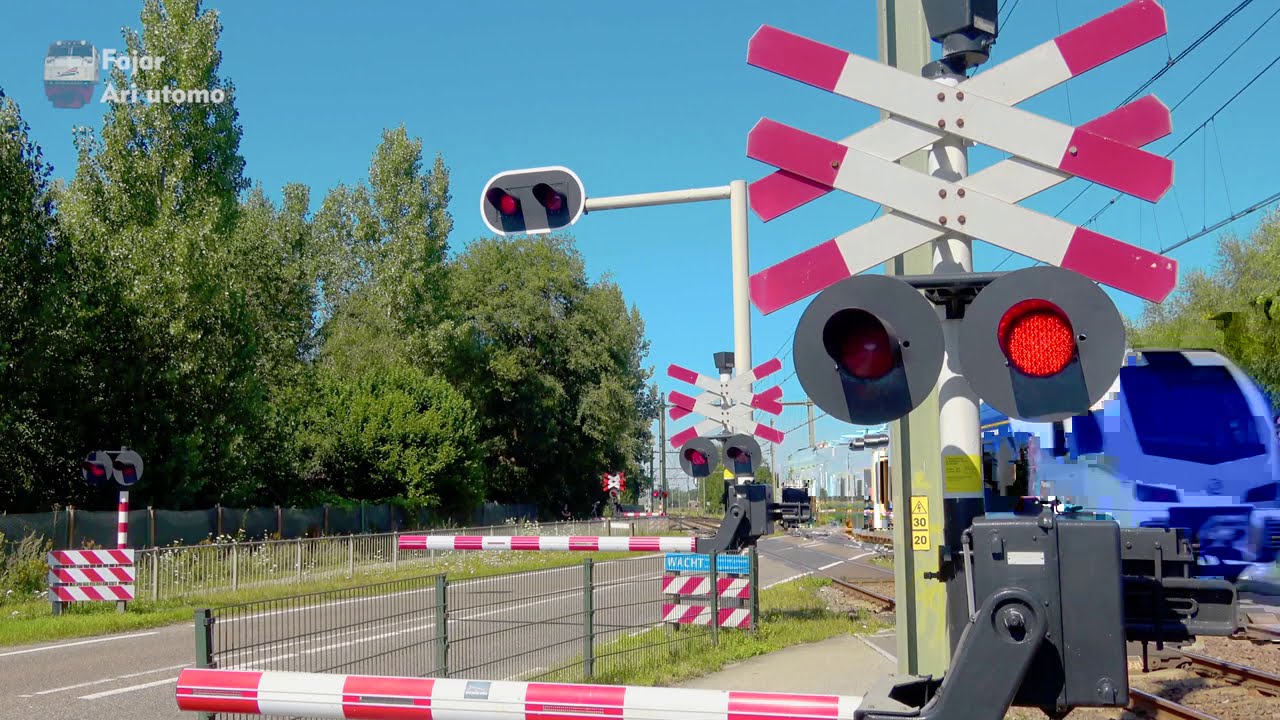 perlintasan kereta api belanda [spoorwegovergang susteren dutch railroad crossing]