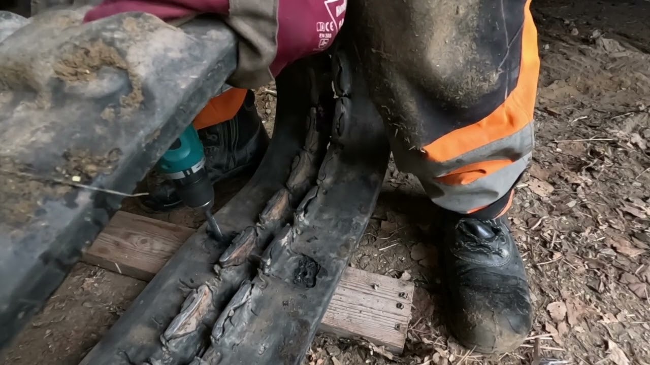 Kaivurin kumitela lahosi. Korjausoperaatio hevosmiestyylillä