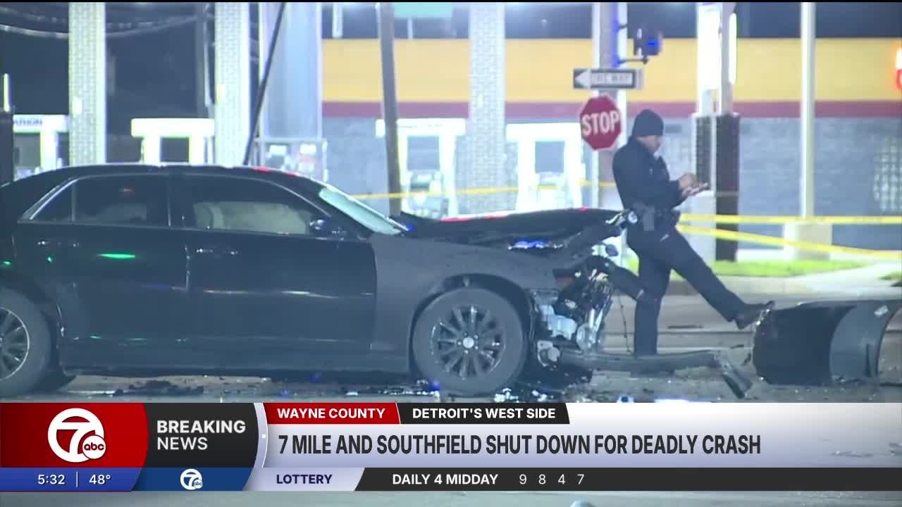 В результате аварии, перекрывшей движение на пересечении улиц 7 Mile и Southfield в западной част...
