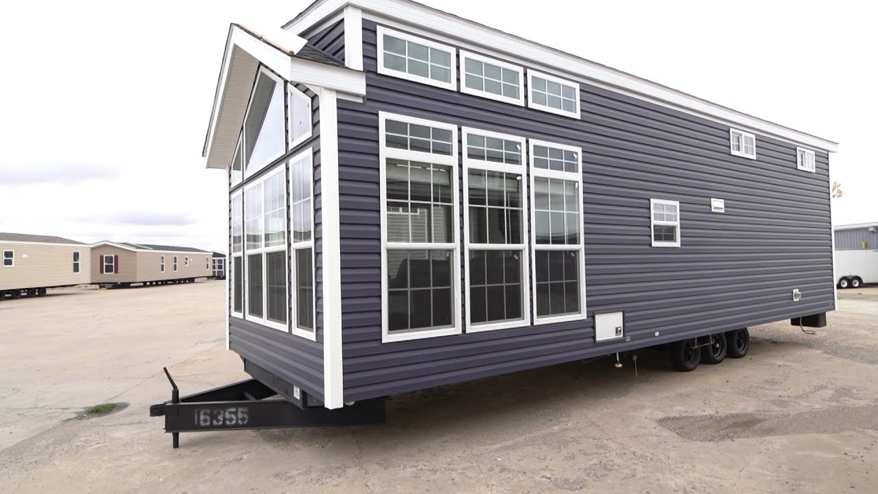 Don't Miss This one! Country Manor Park Model 100177