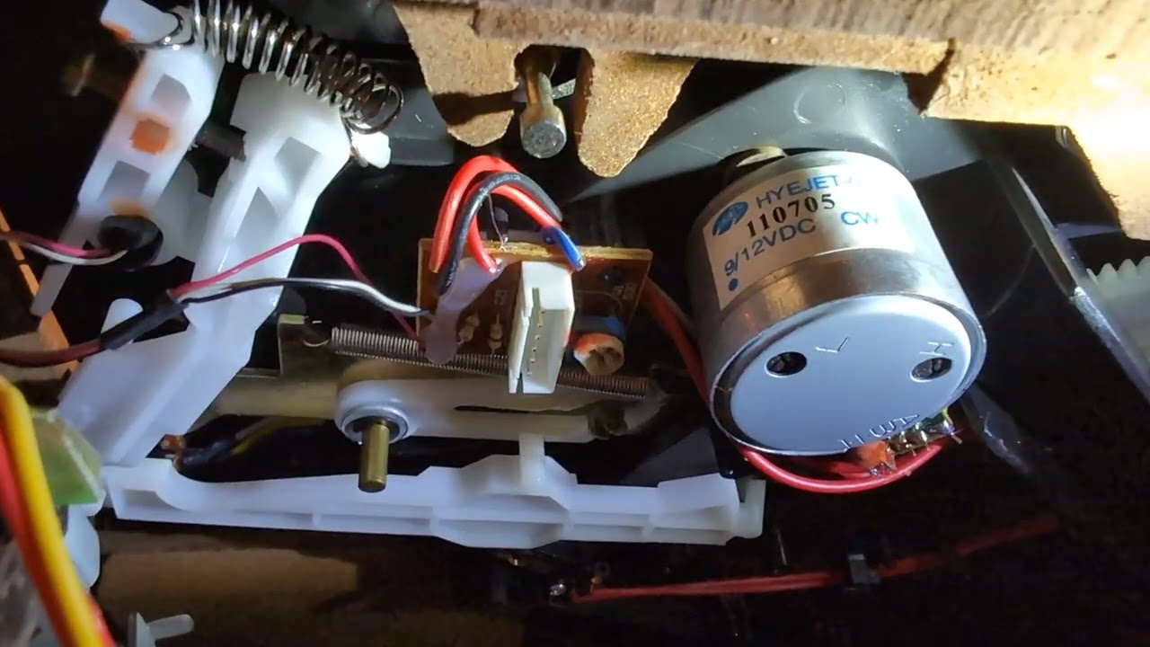 Fixing the turntable belt on Innovative ITVS-750 Record Player
