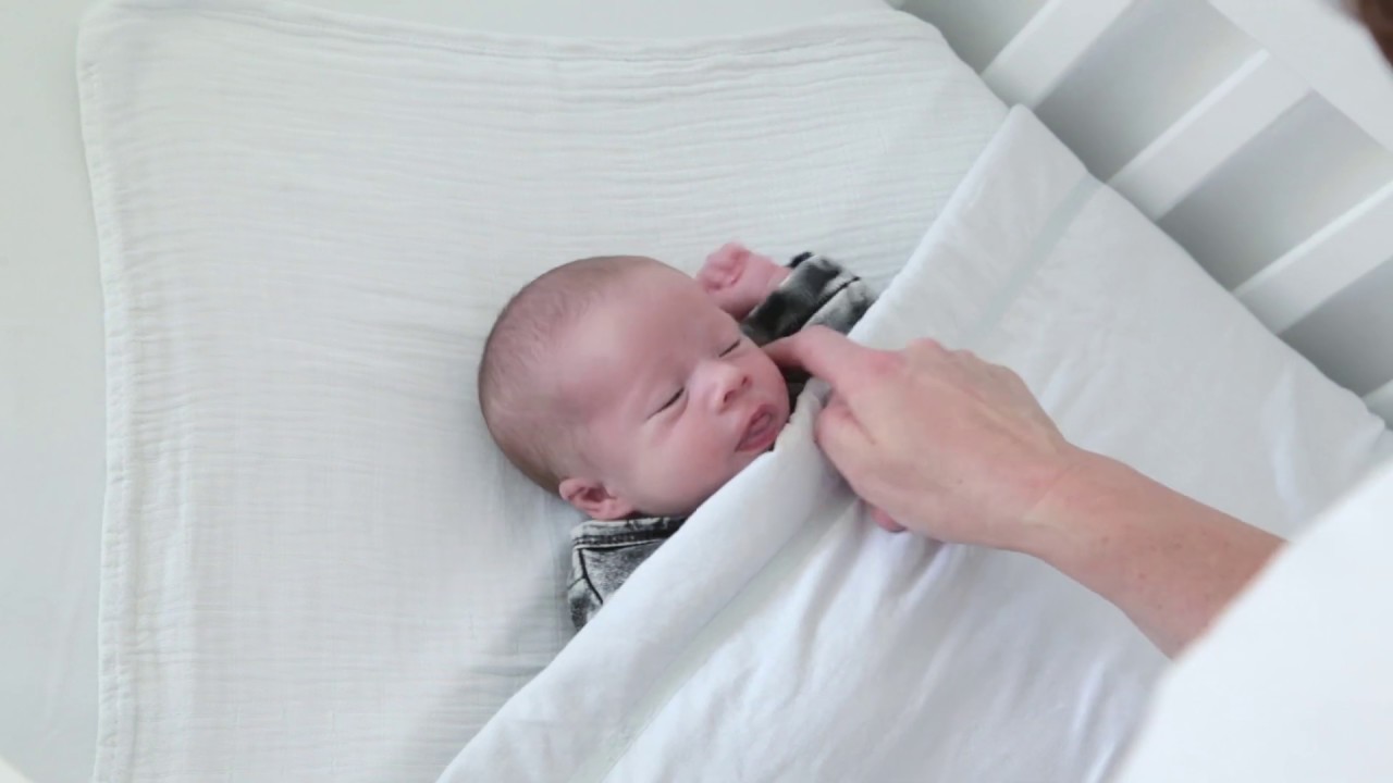Hoe leg je je baby in bed?