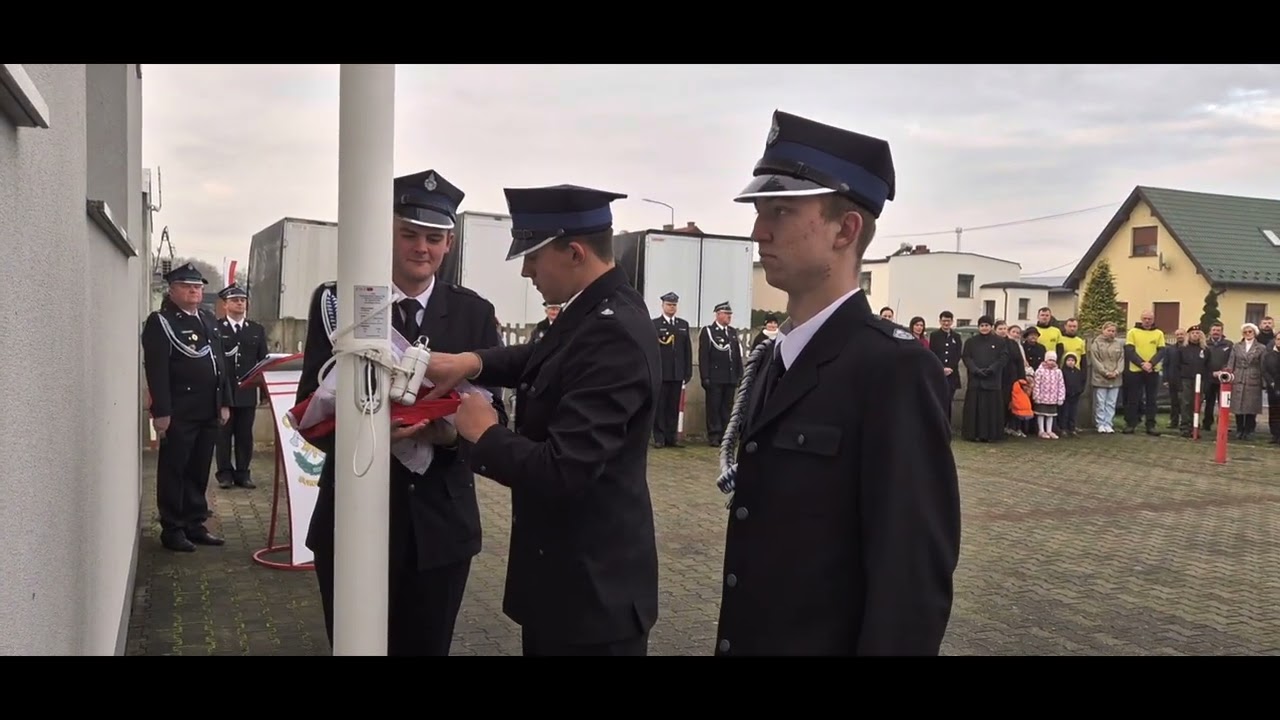 Uroczyste podniesienie flagi państwowej na maszt