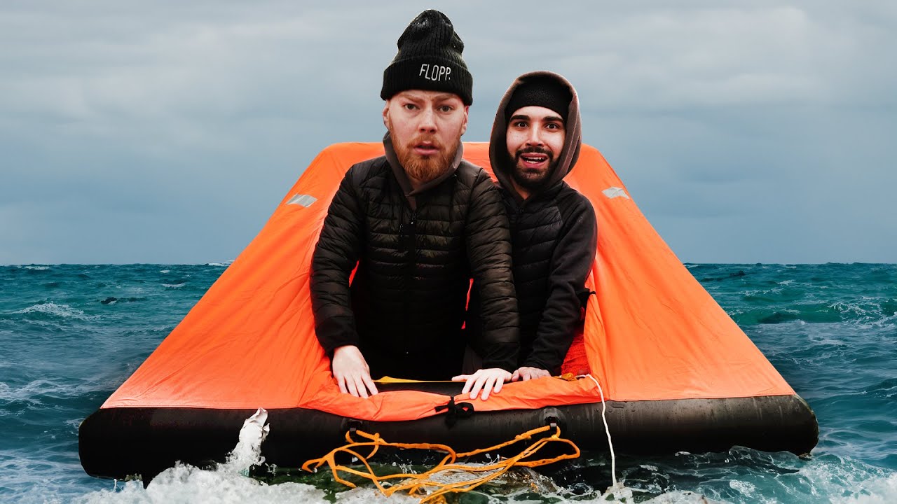 ÖVERNATTAR I EN LIVFLOTTE PÅ HAVET!