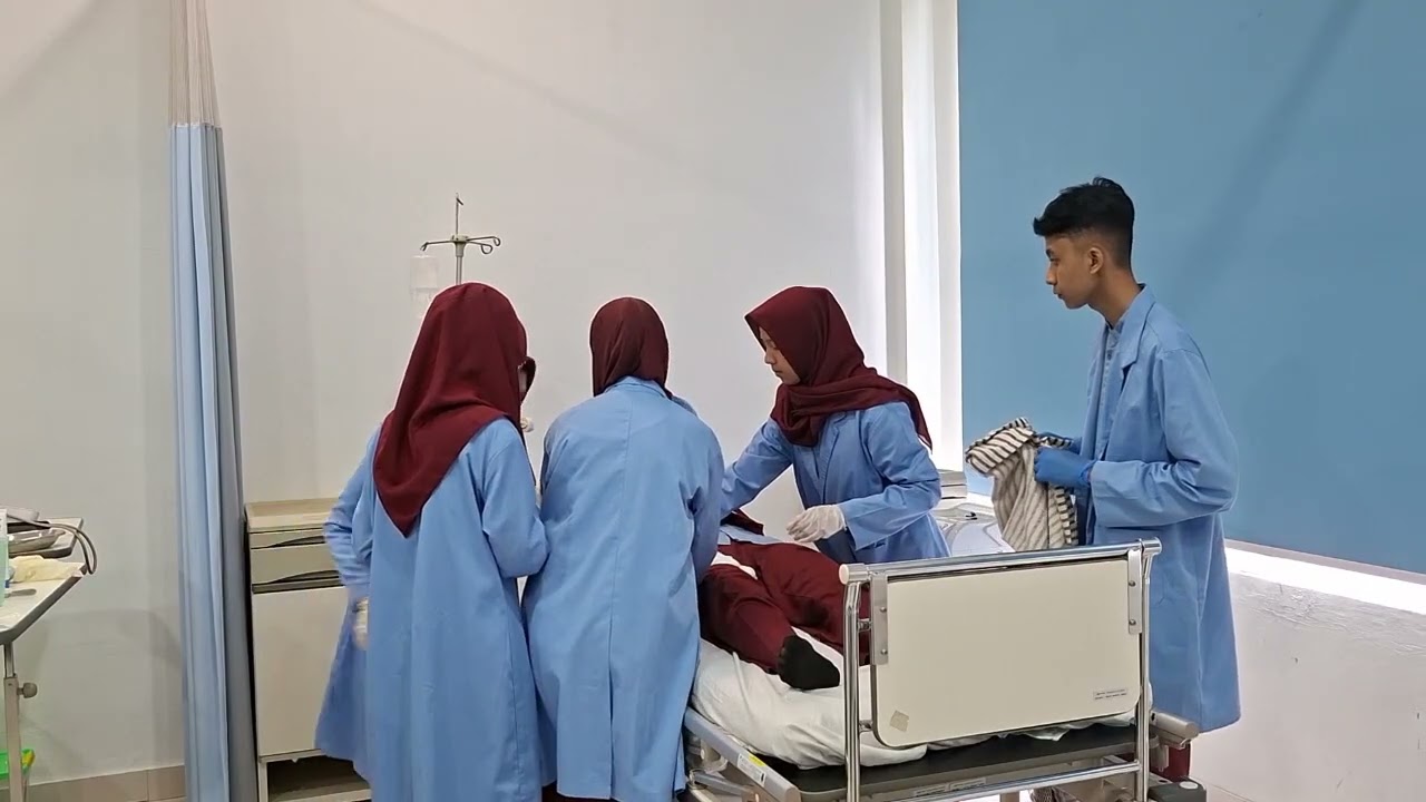 Praktik Keperawatan Gawat Darurat (Initial Assessment dan Neck Collar) Kelompok 6 A1 D3 Keperawatan