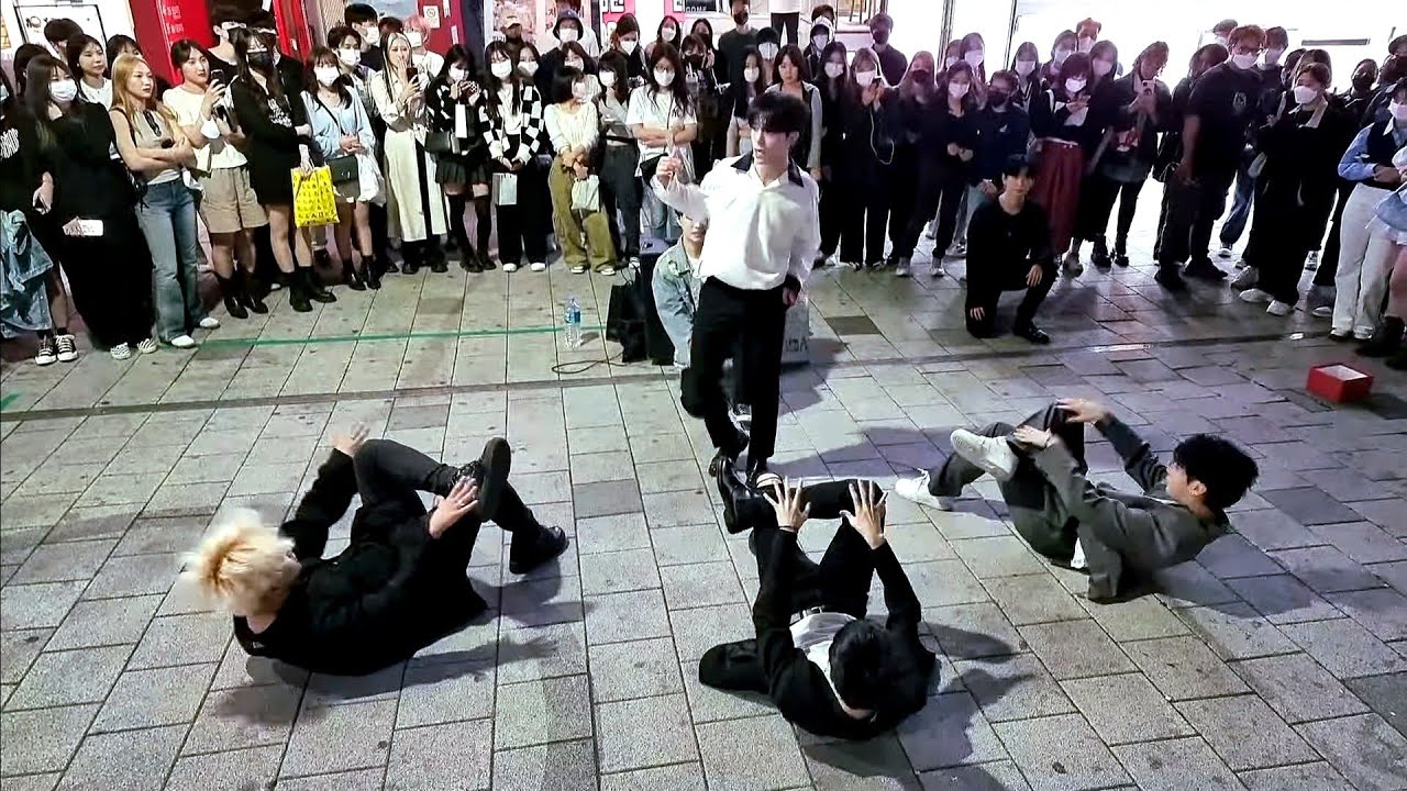 MONDAY. AQA. BEAUTIFUL MESMERIZING LEGENDARY PERFORMANCE. HONGDAE STREET.
