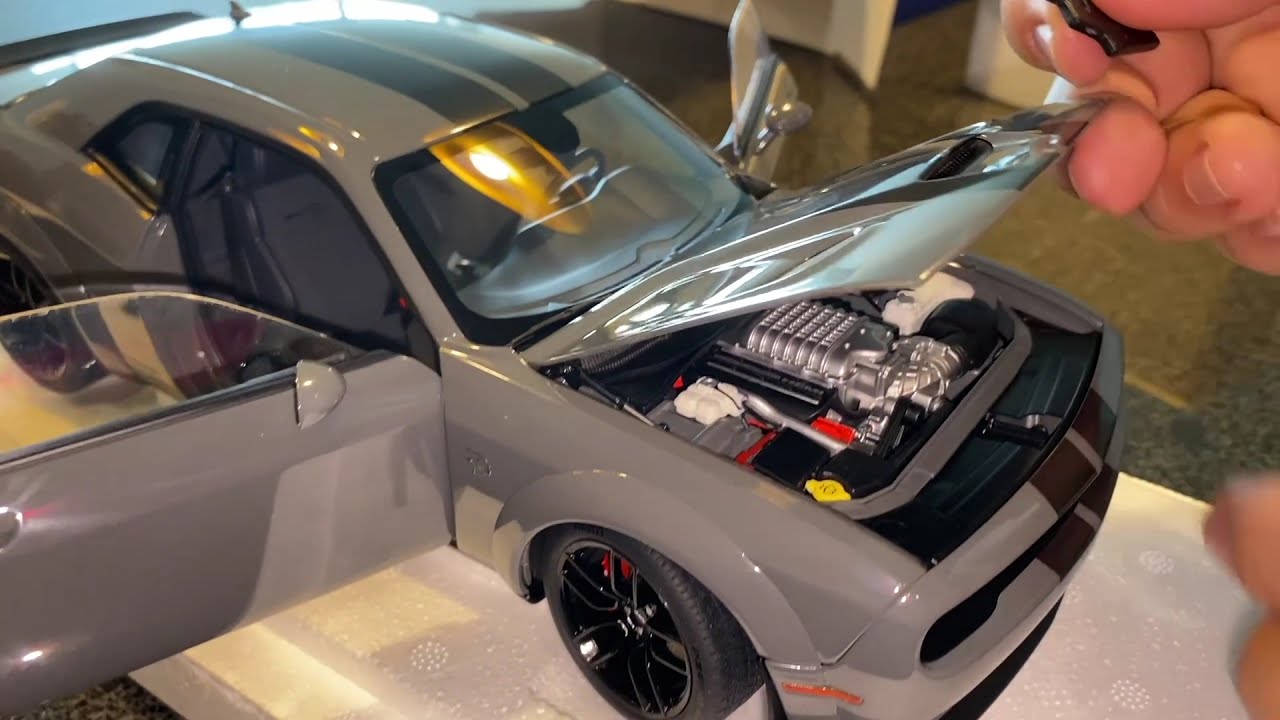 Unboxing Dodge Challenger SRT Hellcat 1:18 - AUTOart